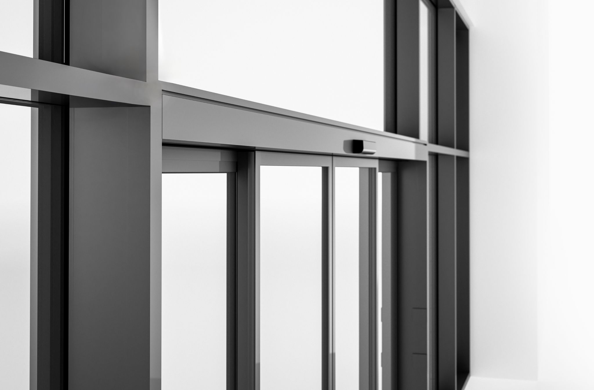 KI-generierte Detailansicht von einer automatischen Schiebetüre eines Eingangbereichs