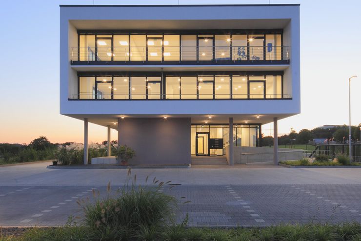 CAT GmbH: Ansprechende Architektur in exponierter Lage